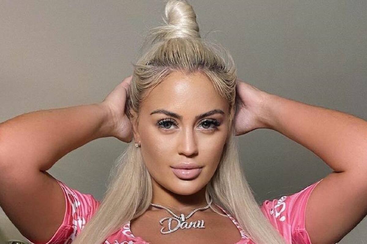 Mientras disfruta del mar Danii Banks posa su candente bikini rosa de espaldas