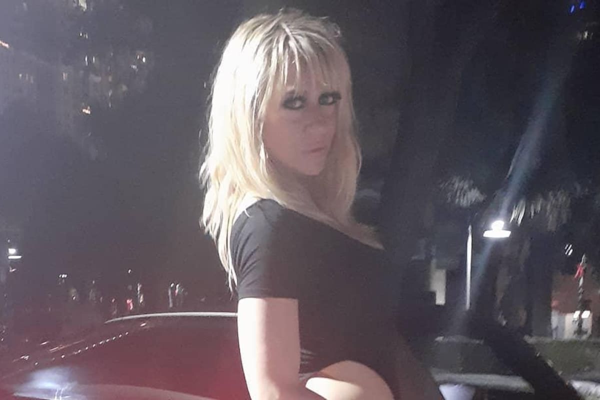 Noelia posa desnuda recostada en su cama