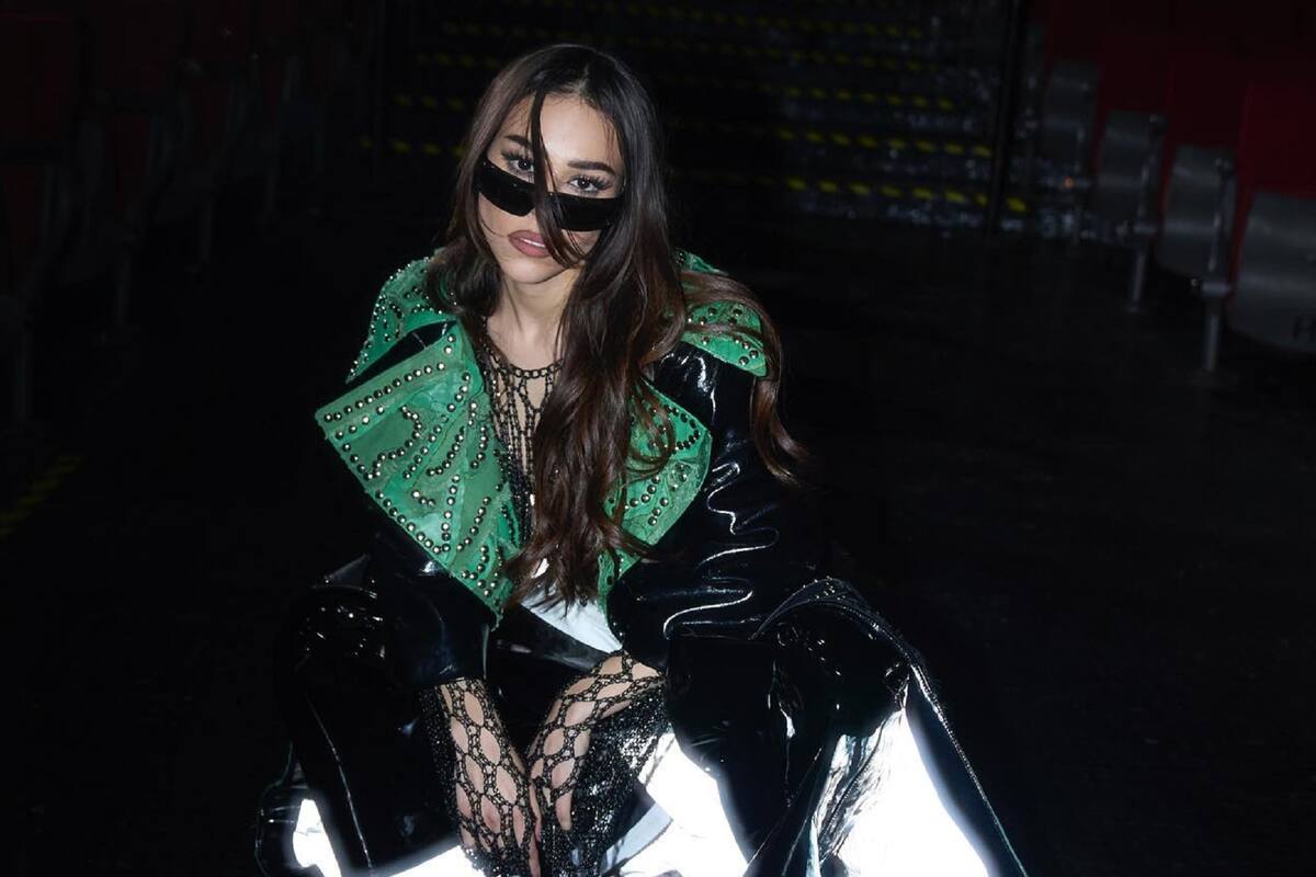 ¿Una loche loca? Danna Paola besa a bailarina durante su gira "XT4S1S"