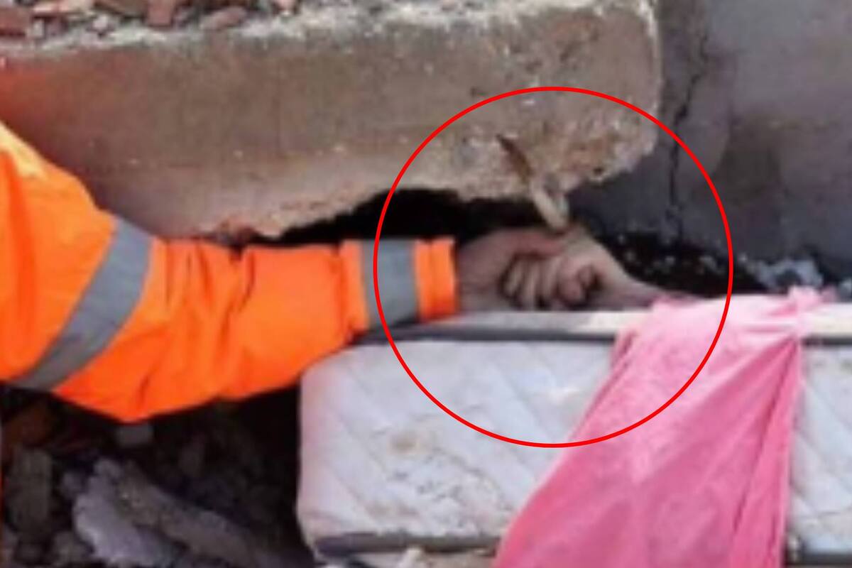 VIRAL: Padre sostiene la mano de su hija atrapada entre escombros del terremoto en Turquía