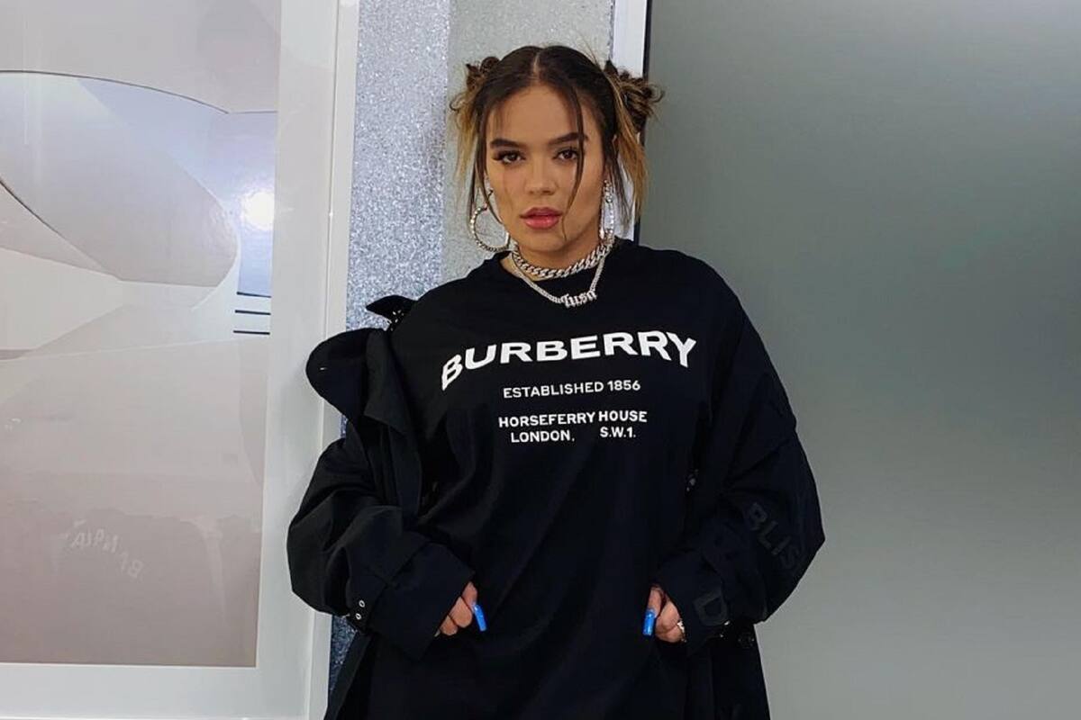 Karol G le da apasionado beso a una de sus bailarinas durante presentación en Uforia X Live