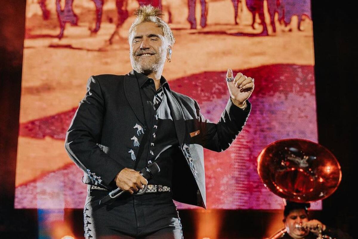 Alejandro Fernández decepciona a sus fans: ¿se quedó dormido en pleno escenario?