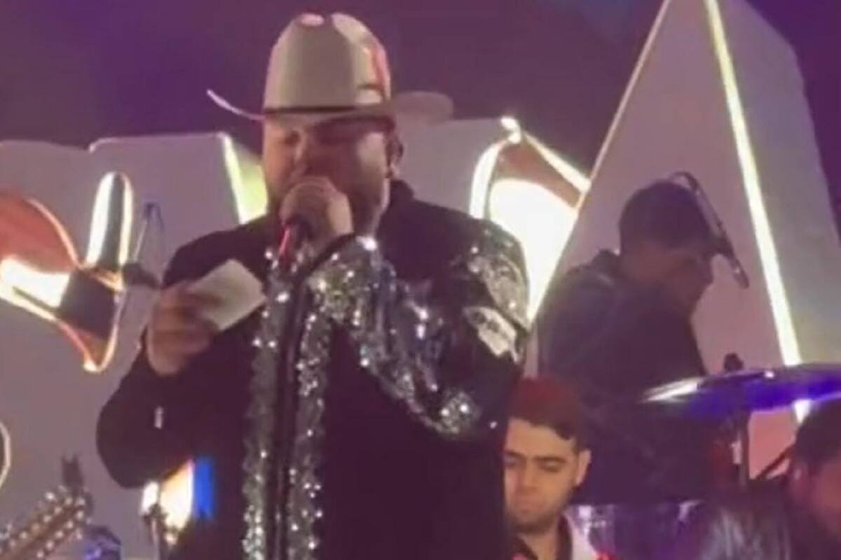 Le hacen llegar misteriosa nota a El Fantasma en pleno concierto y lo comparan con Chalino Sánchez