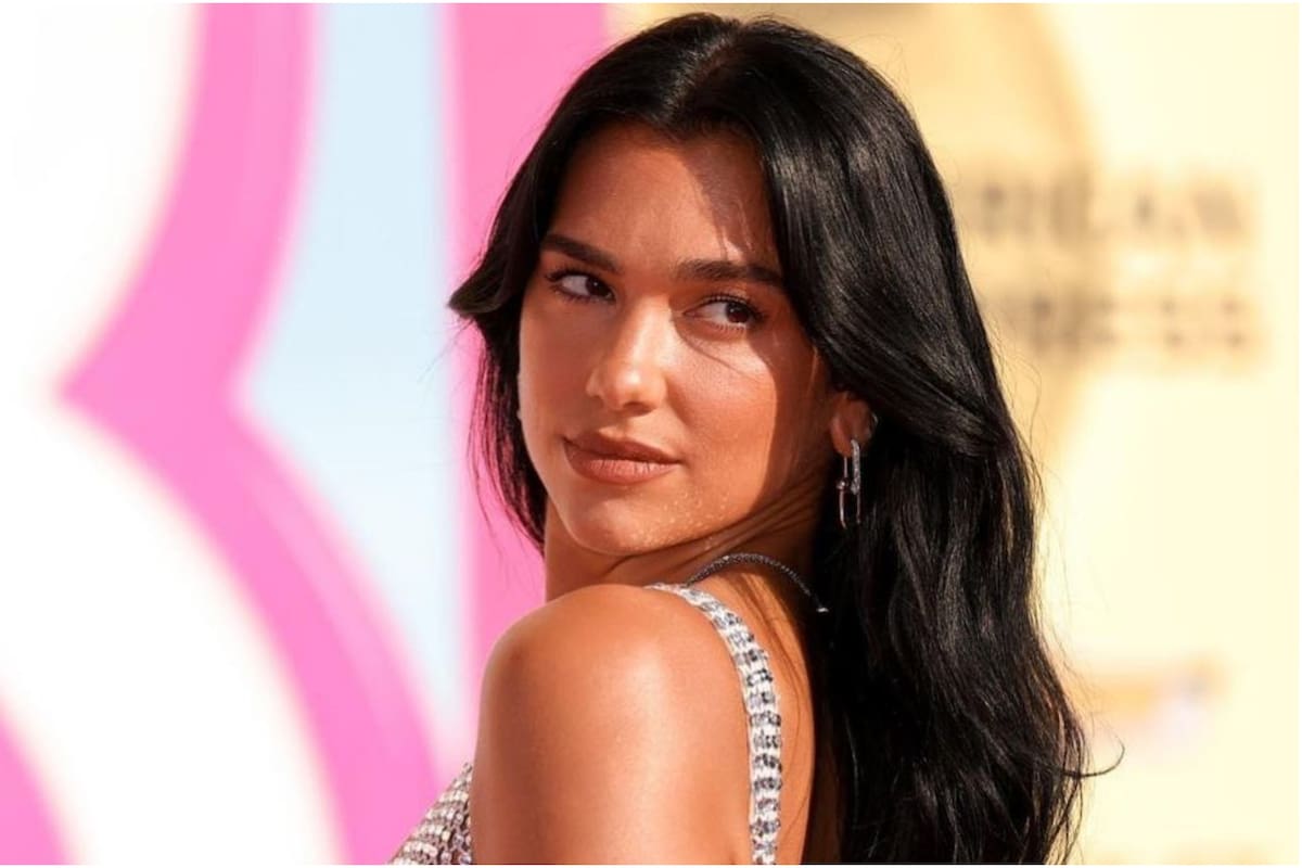 Dua lipa enamora a todos con su sensual atuendo en la "Pink Carpet" de la película Barbie
