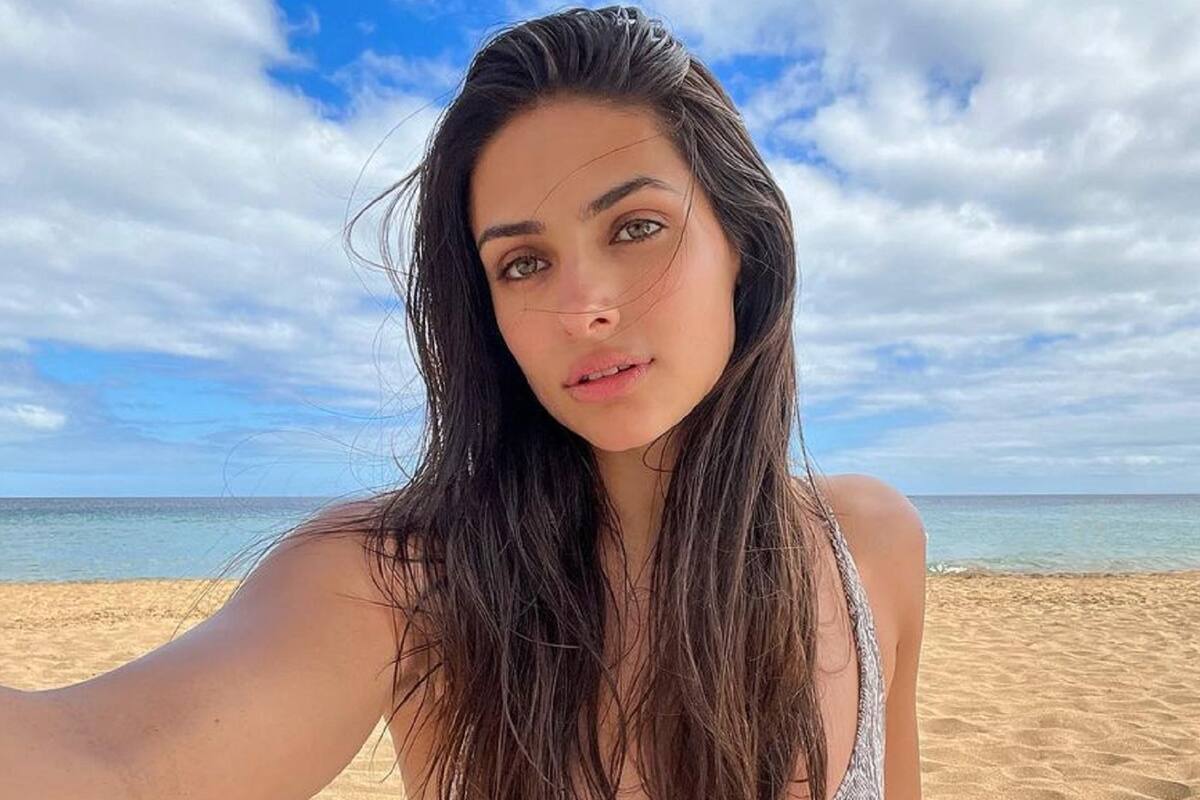 Renata Notni luce más bella que nunca en bañador tejido