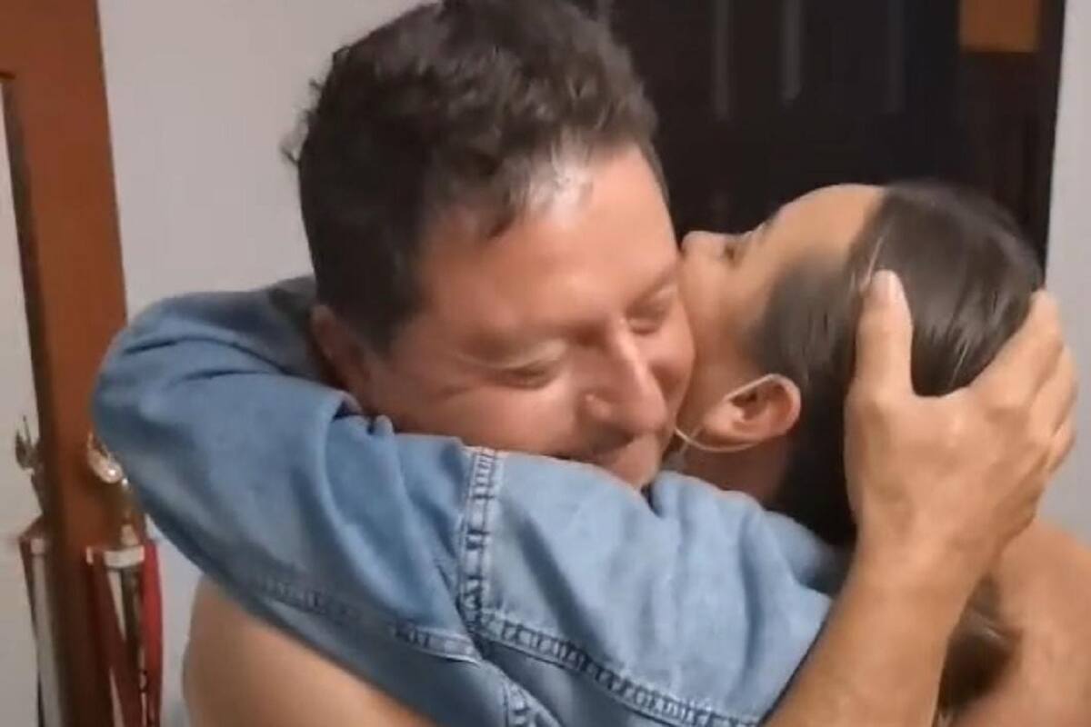 Joven llega de sorpresa a visitar a su familia y así reaccionó su papá