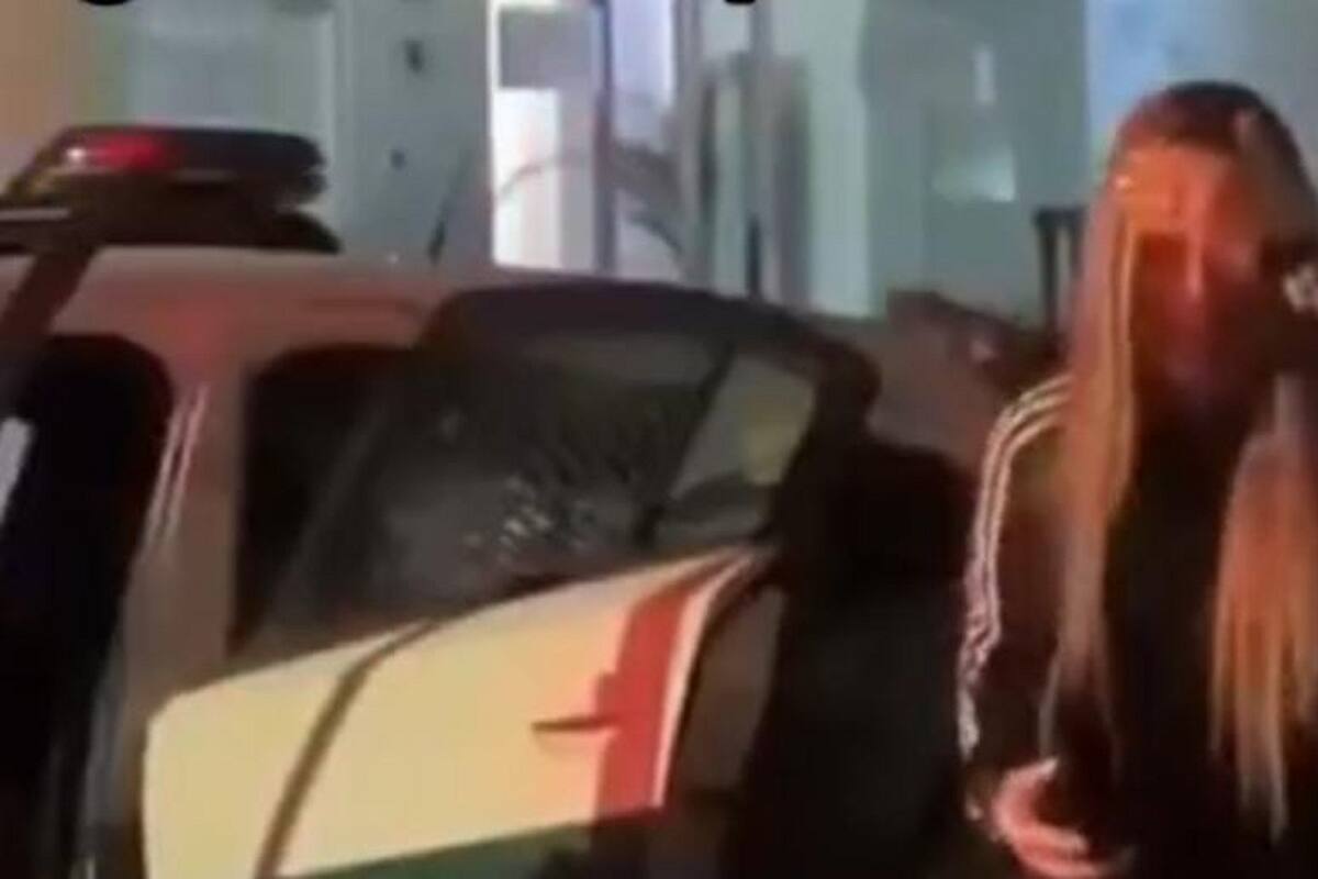 Mujer se confunde y se sube a una patrulla pensando que era un taxi