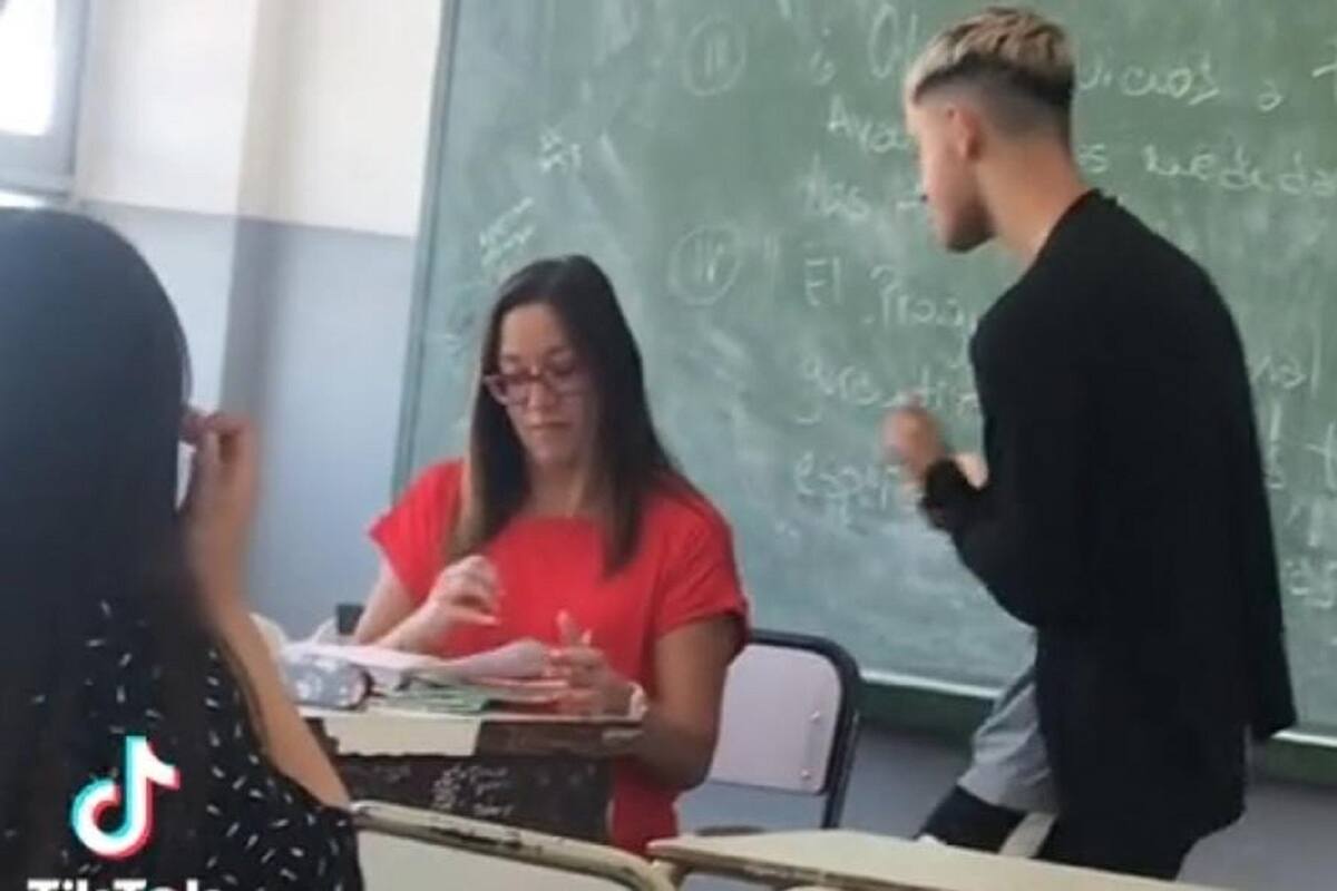 VIDEO VIRAL: Alumno le baila a su maestra para que no lo repruebe