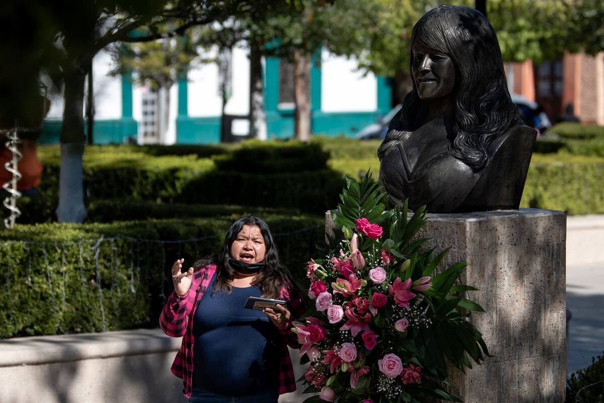 MEX2121. ITURBIDE (MEXICO), 09/12/2022.- Una persona habla junto a la estatua de Jenny Rivera, el 7 de diciembre de 2022, en la plaza principal del municipio de Iturbide, en el norteño estado de Nuevo León (México). A 10 años de la muerte de la cantante Jenni Rivera, la "diva de la banda", habitantes del norteño estado de Nuevo León, donde cayó la aeronave que la transportaba, la recuerdan con admiración y cariño, aunque lamentan la falta de recursos para rendirle un homenaje. EFE/ Miguel Sierra