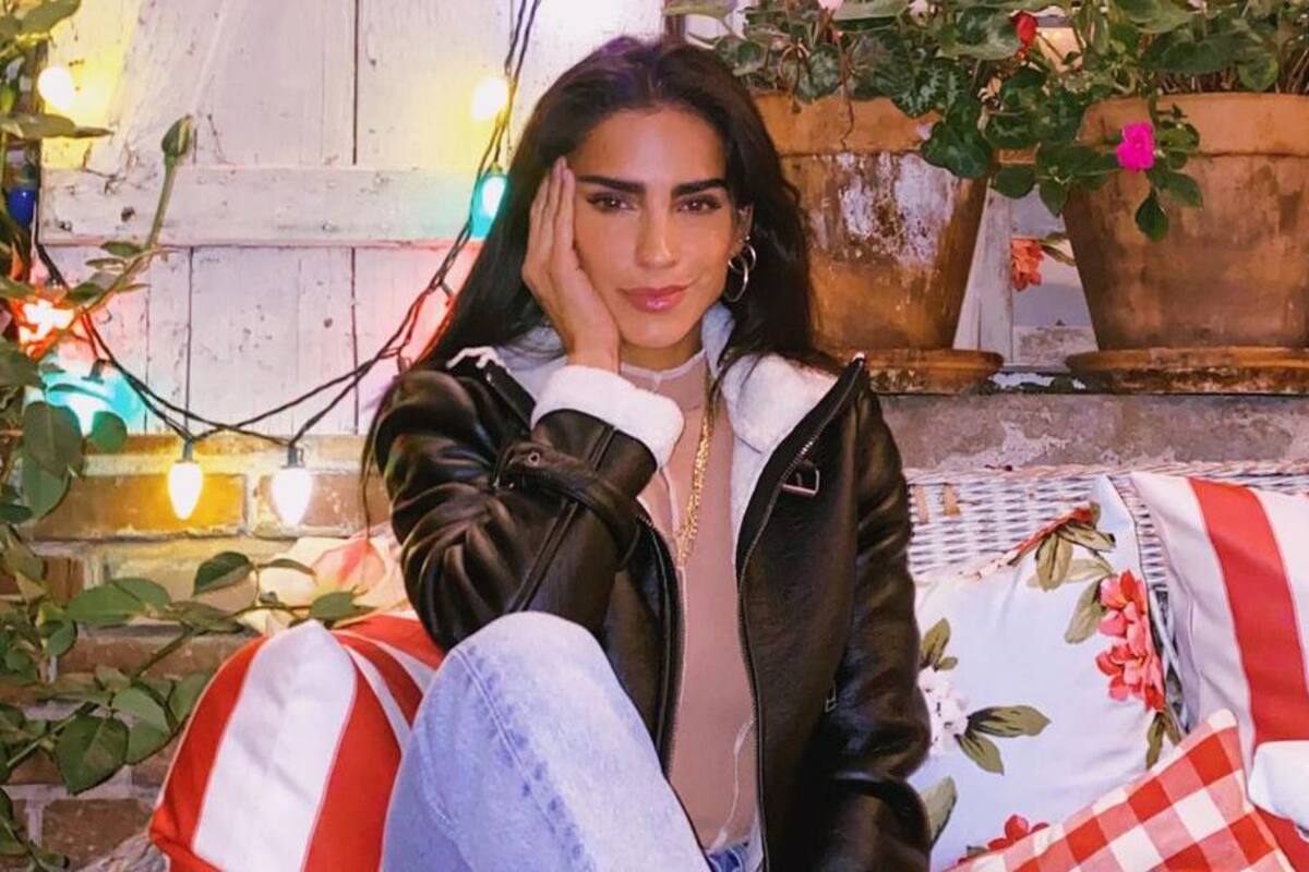 Bárbara de Regil luce su espectacular figura posando en el baño