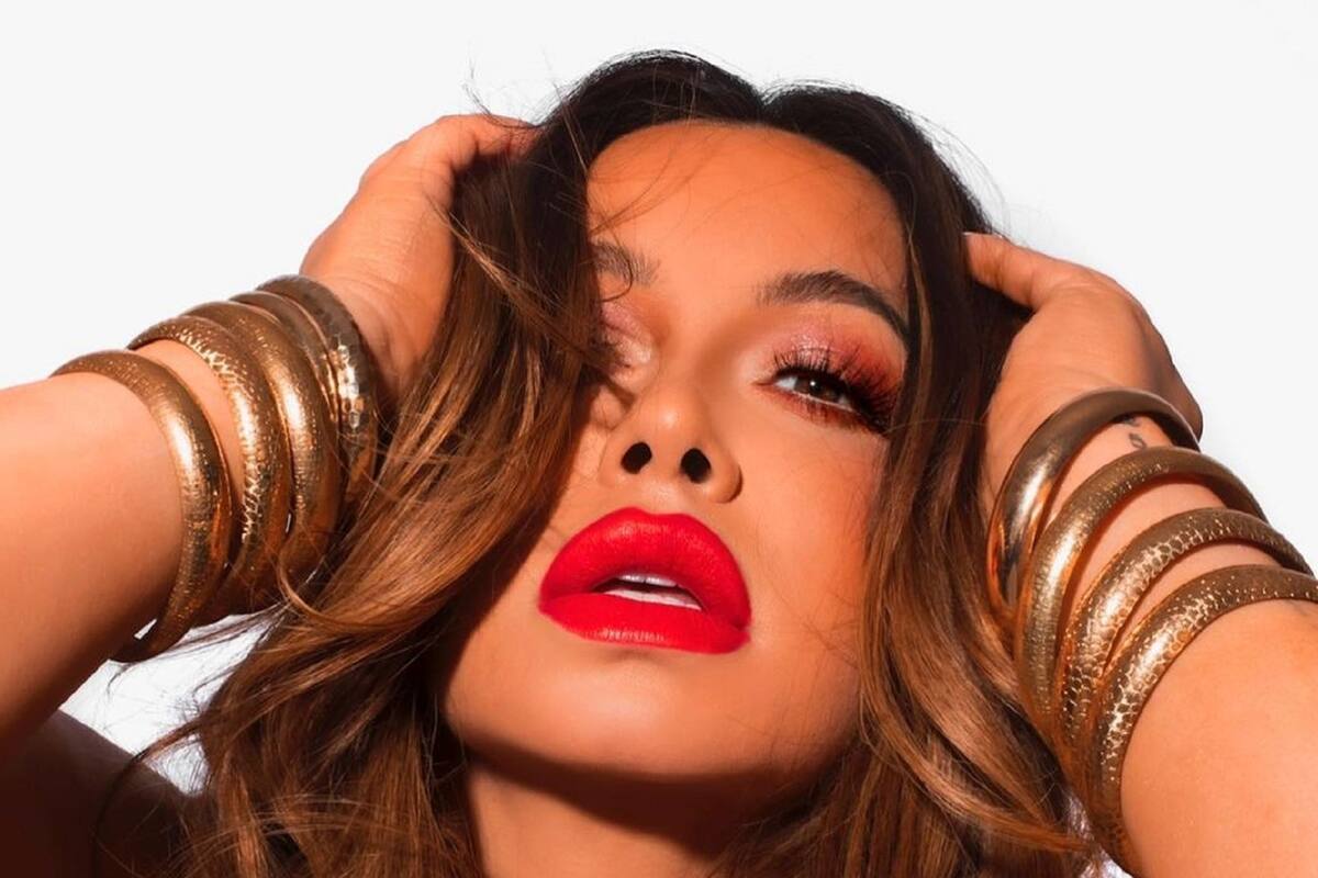 Chiquis Rivera posa en topless para darle publicidad a sus nuevos labiales