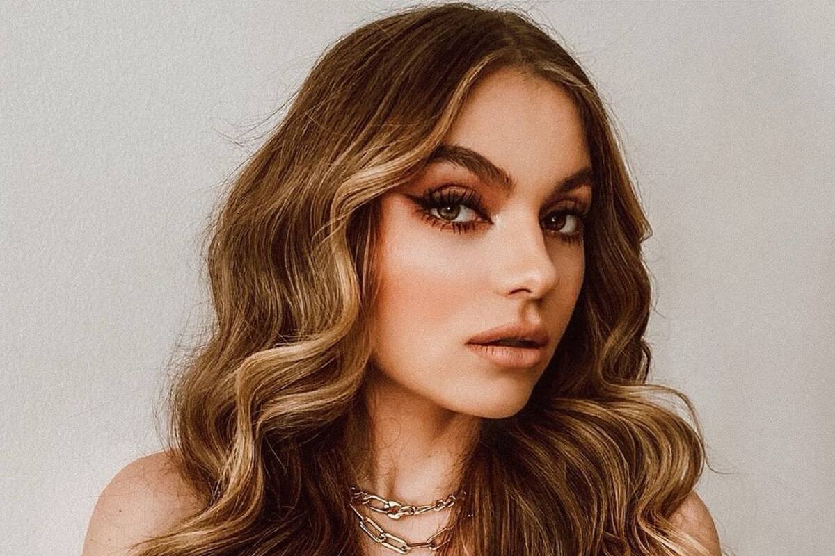 Sofía Castro derrocha pasión al posar en topless tomando el Sol