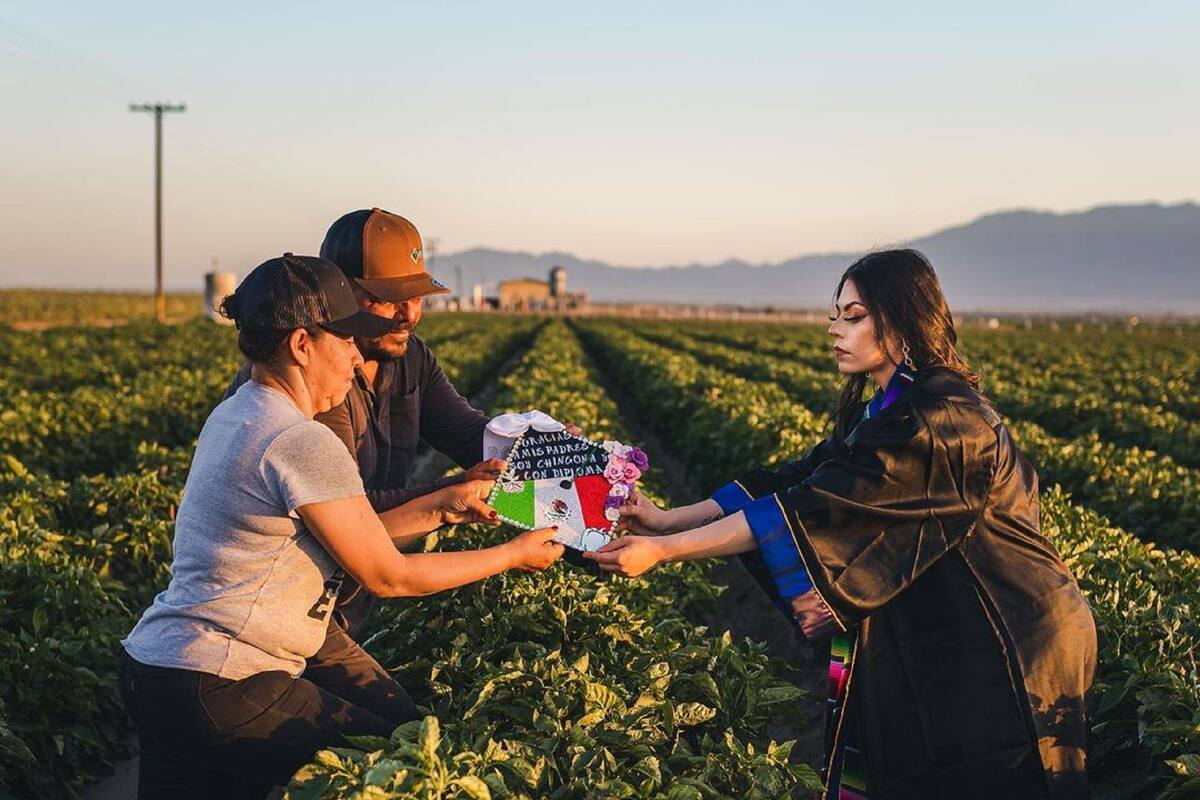 "Trabajar en el campo construye y moldea": Graduada universitaria honra a sus padres jornaleros