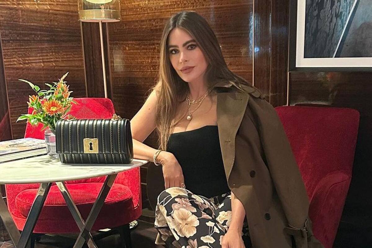 Sofía Vergara deslumbra con su belleza en un elegante traje negro