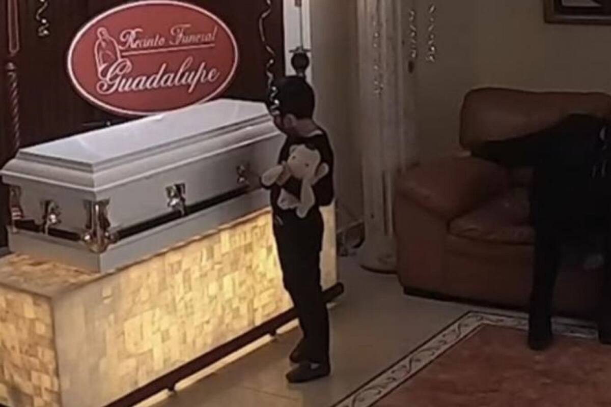 VIDEO: Niño se mete al ataúd de su hermanito porque estaban acostumbrados a dormir juntos