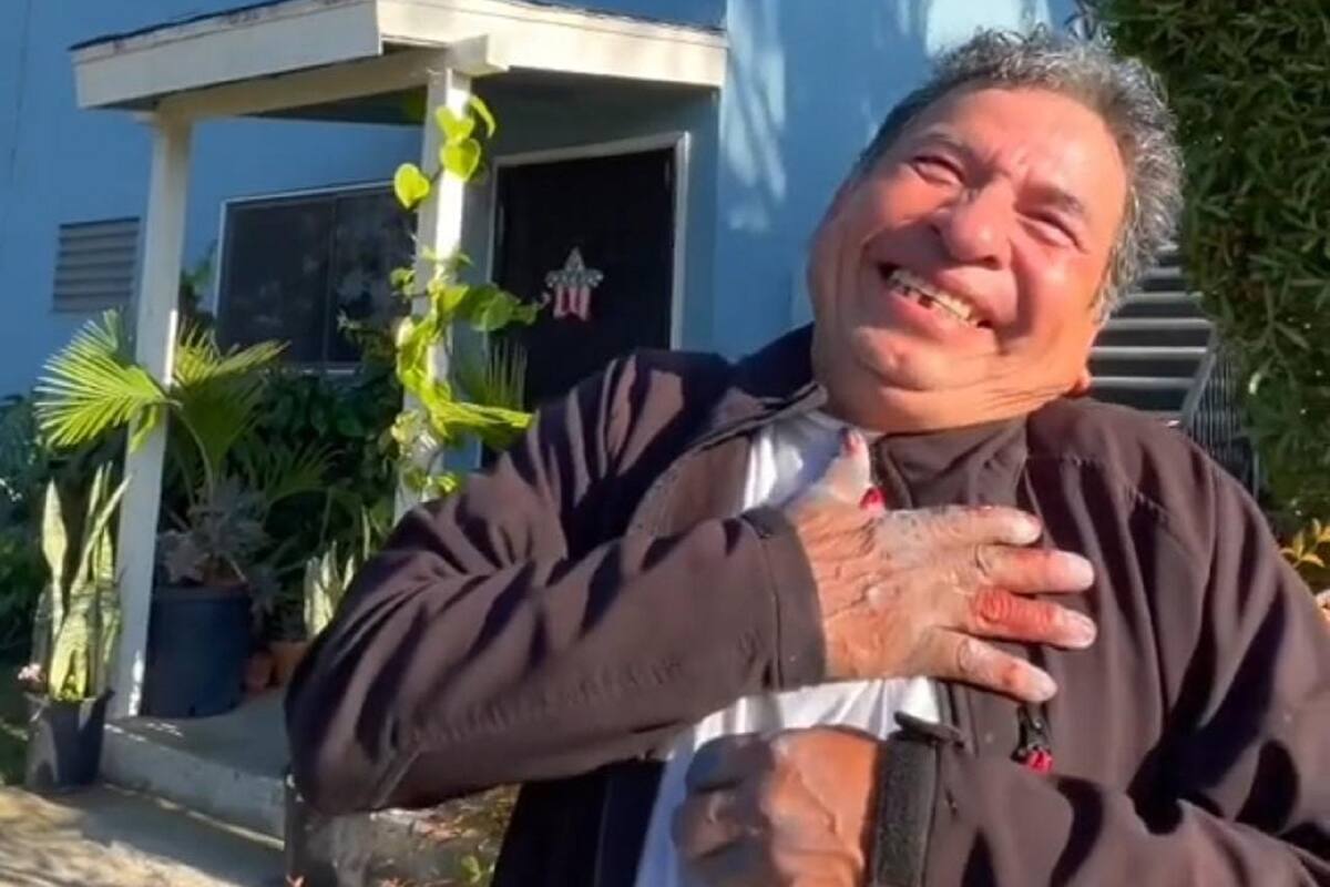 Tiktoker le regala 500 dólares a un hombre por abrazarlo y lo hace llorar de felicidad