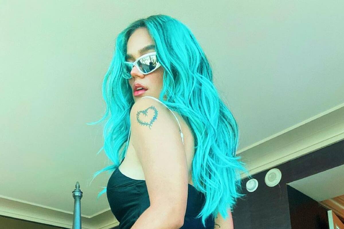 ¡Desafiando la censura! Karol G se baja el vestido y enseña de más