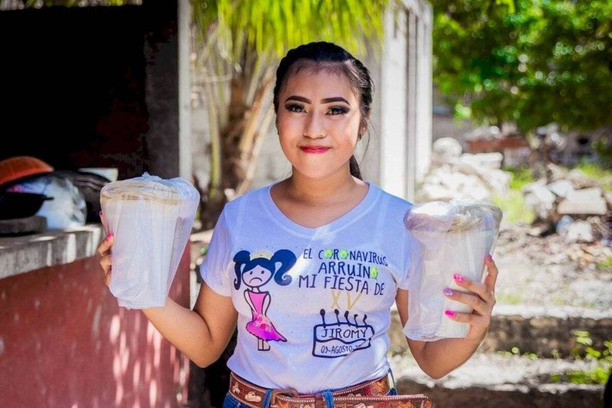Quinceañera usa comida y dinero de su fiesta para apoyar a afectados por el Covid-19
