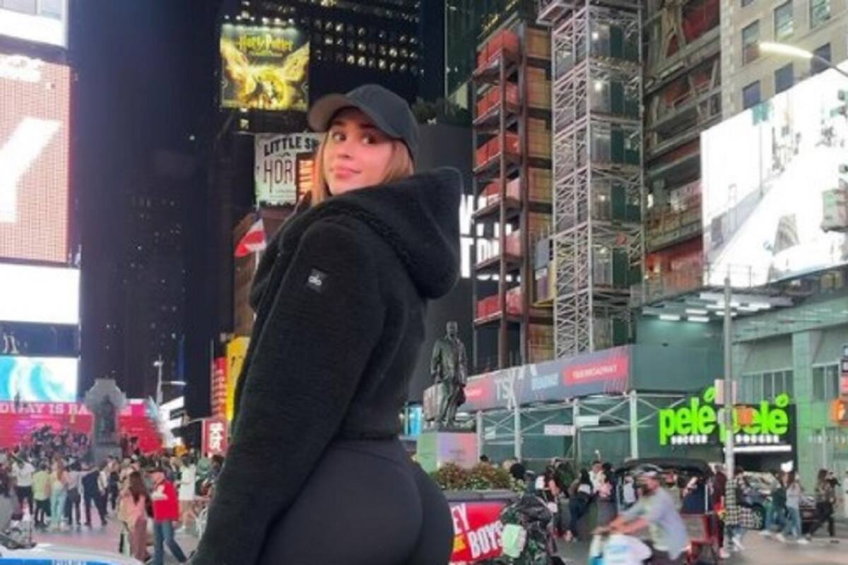 Yanet García enseña sus envidiables curvas mientras se quita la ropa