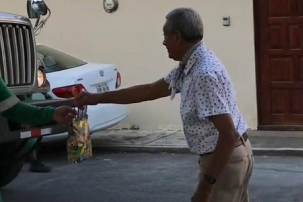 Abuelito sorprende a los recolectores de la basura con regalos de navidad