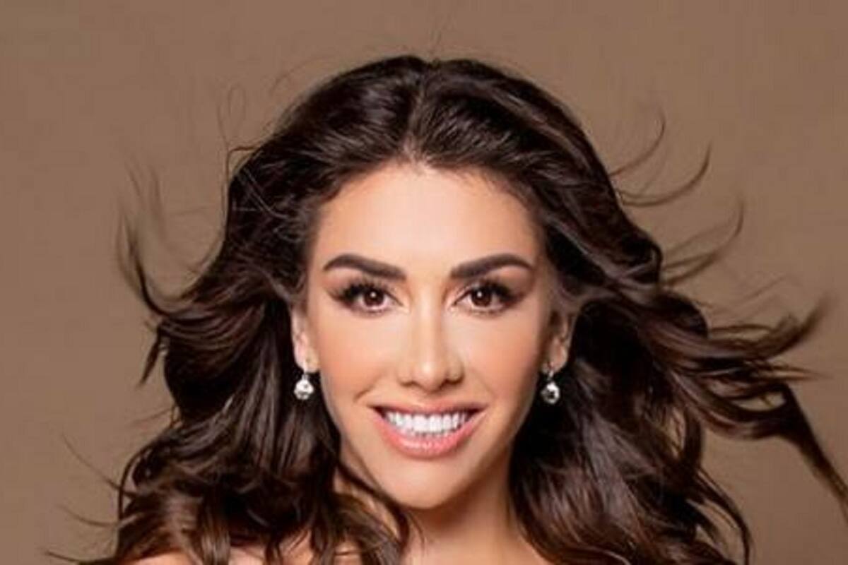 Karime Pindter con espectacular traje de baño y sensual pose