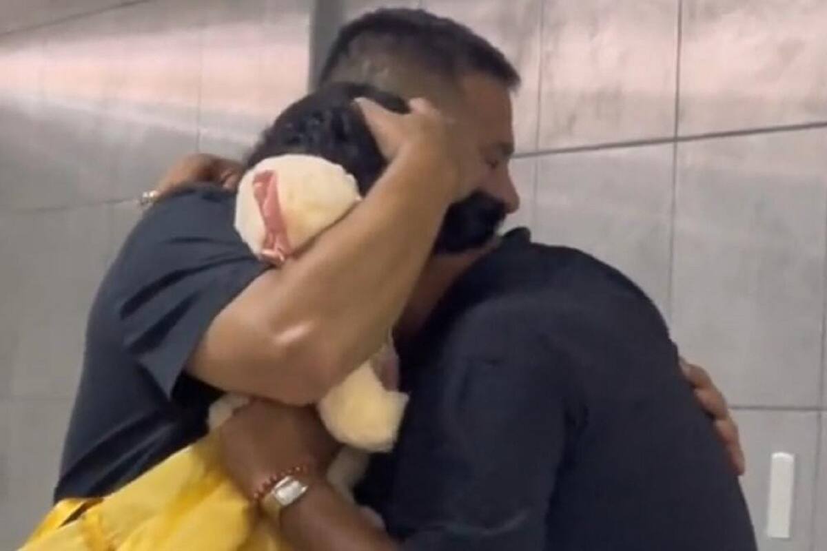 Hombre llora al recibir de regalo un oso de peluche con la voz de su esposa fallecida