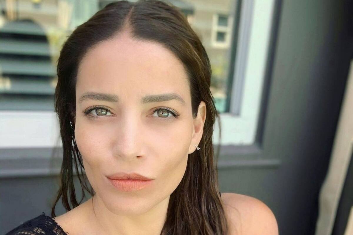 Adriana Fonseca impacta en redes sociales al tapar sus atributos con una toalla