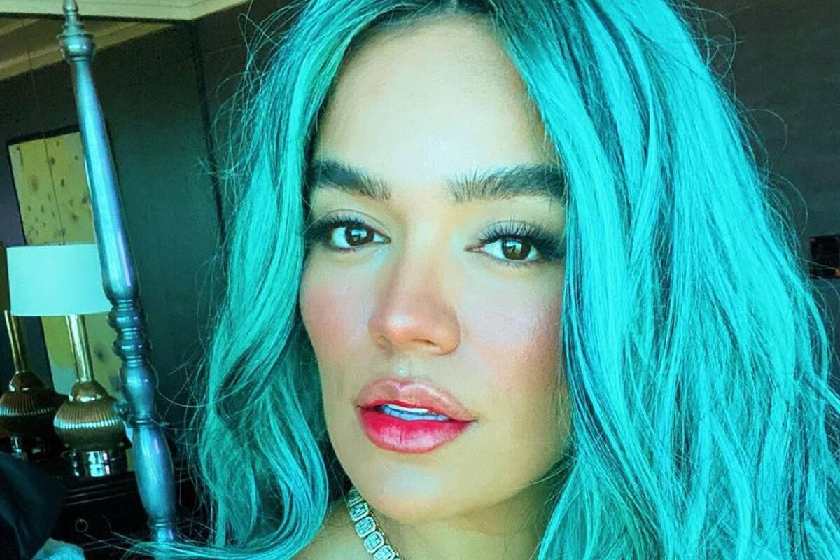 Karol G presume su retaguardia con diminuto vestido negro