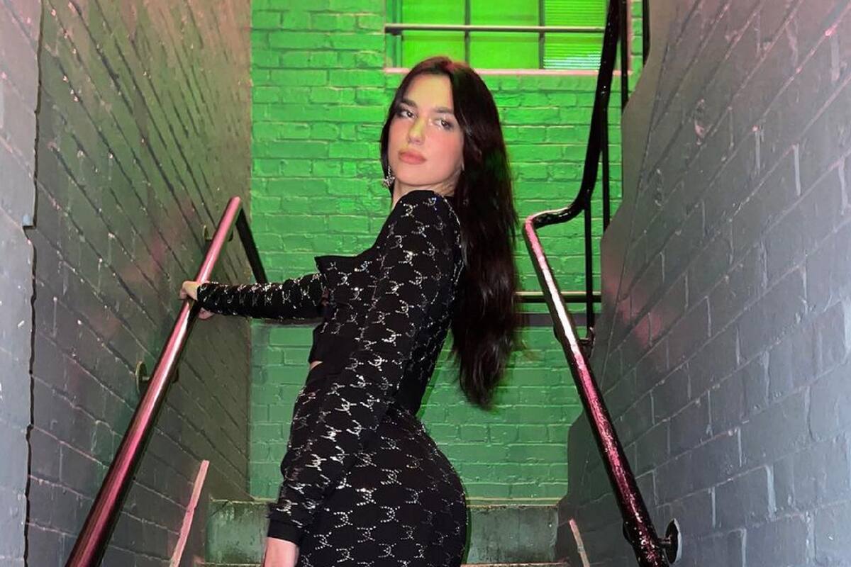 Dua Lipa roba millones de suspiros al quitarse la ropa en vísperas de Navidad