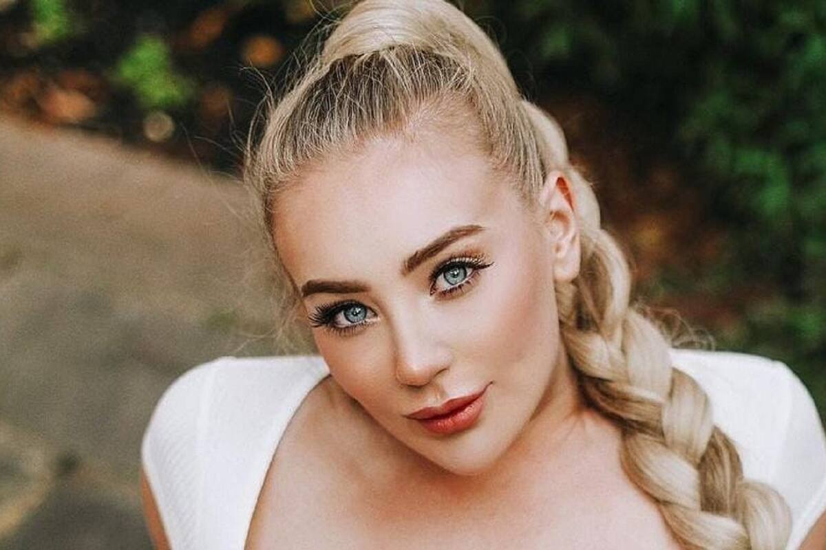 Bethany Lily April se roba las miradas de sus fans con su escotado vestido