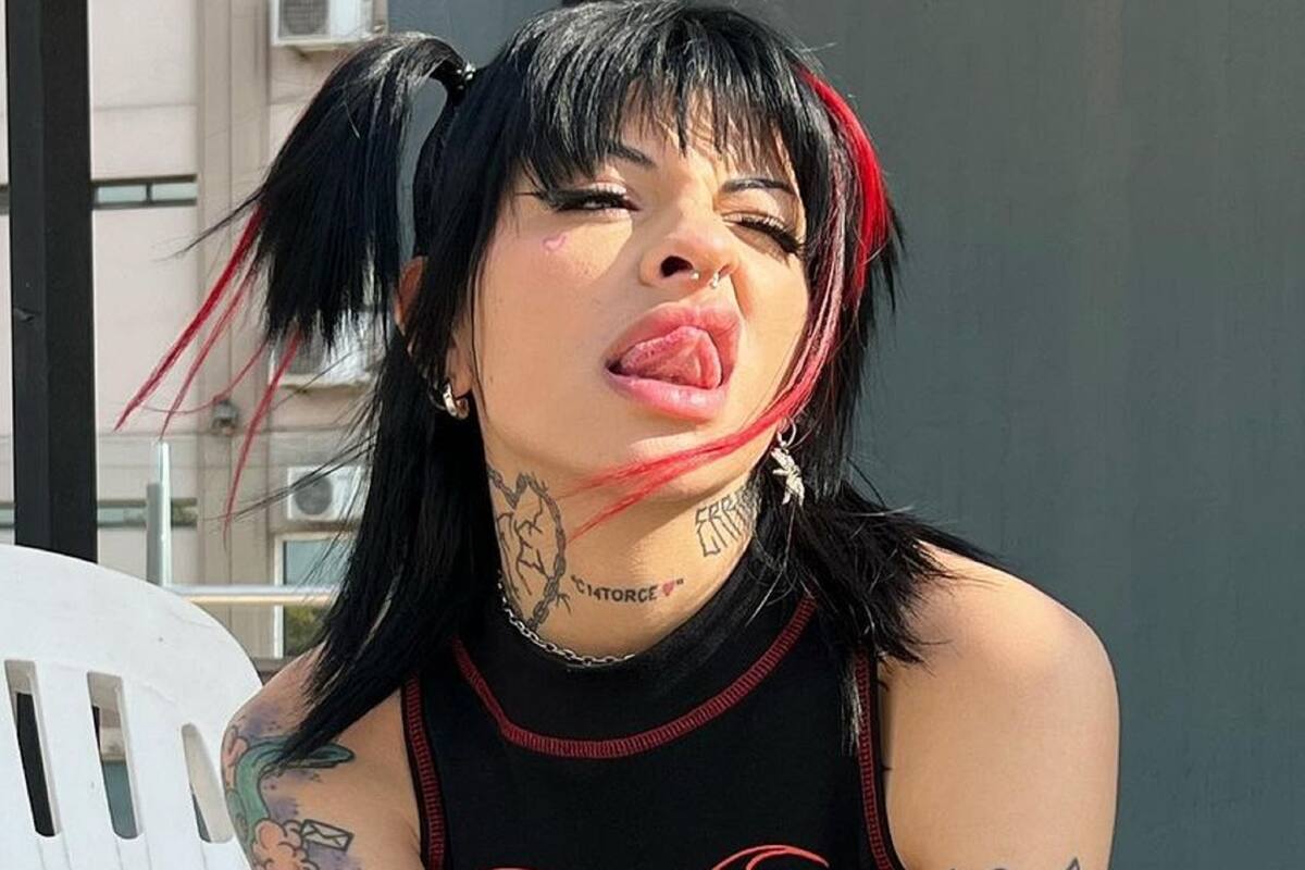 Cazzu enciende la red con atrevido disfraz rojo