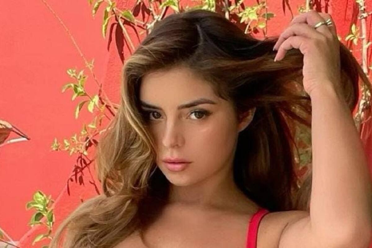 Demi Rose cubre sus grandes encantos solamente con su brazo y sube la temperatura