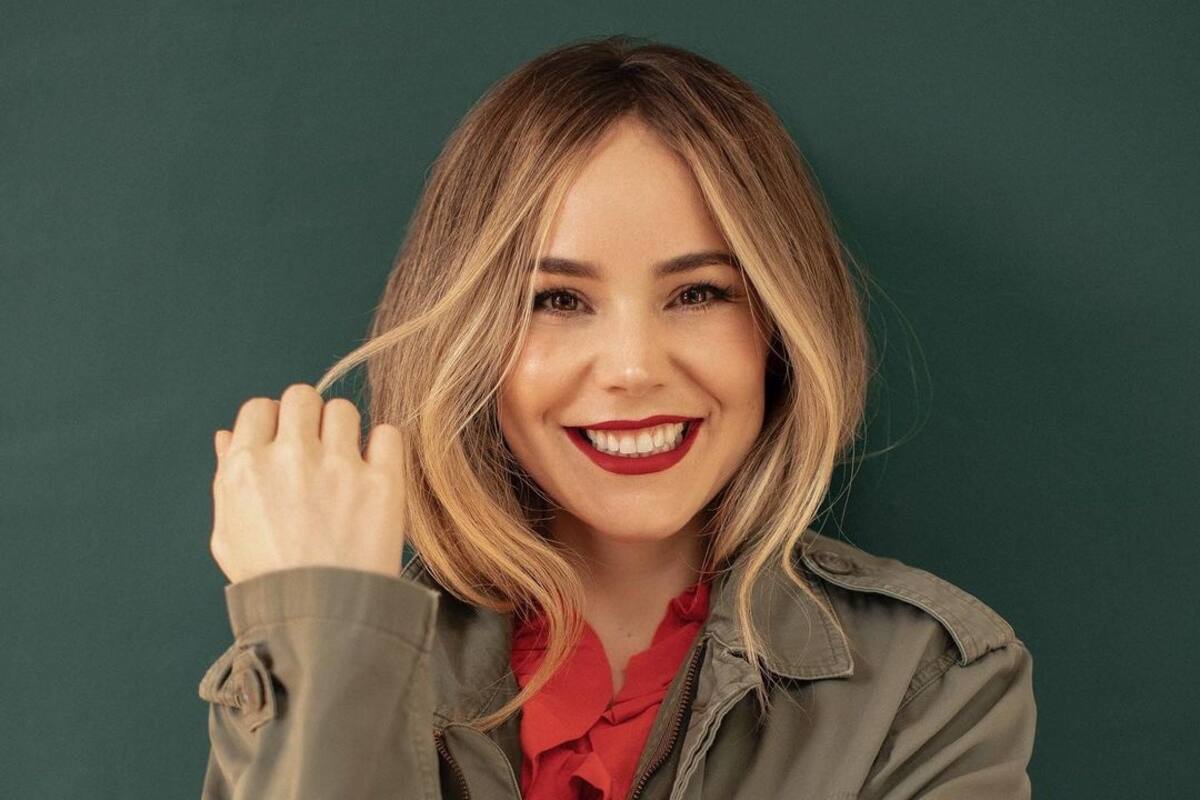 Camila Sodi luce sus encantos con diminuto bañador de hilo neón