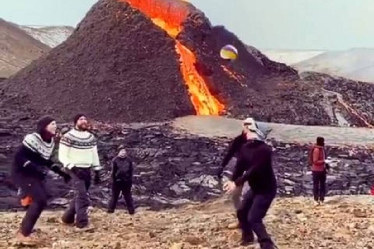 VIDEO VIRAL: Captan a grupo de personas jugando voleibol cerca de volcán en erupción