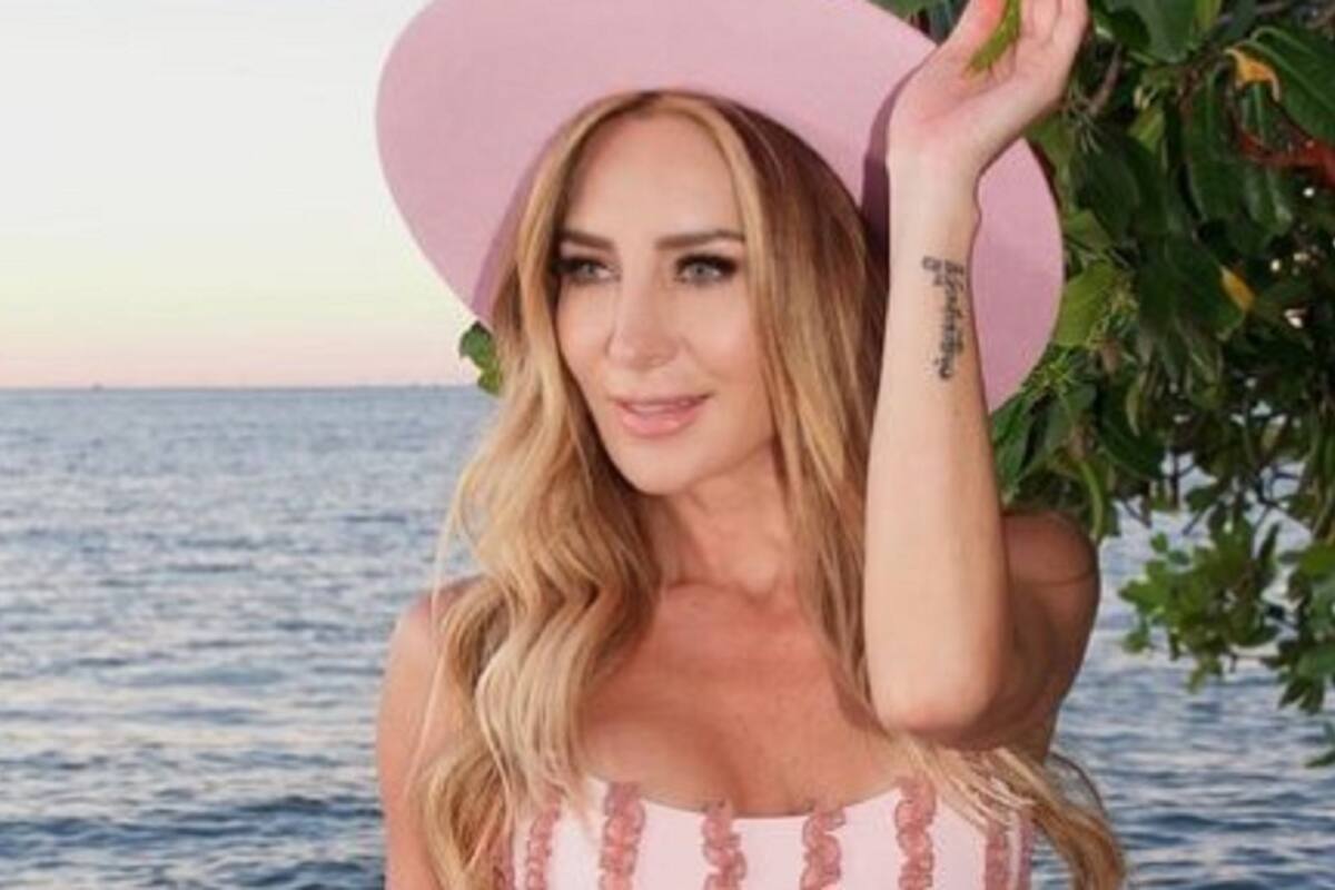 Geraldine Bazán posa como una sirena en medio del mar en Italia