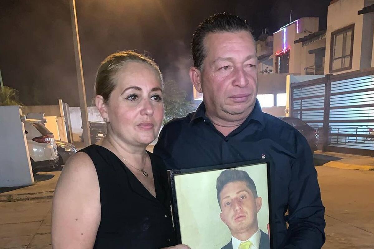 Exhiben al padre de Octavio Ocaña presuntamente amenazando con pistola a un hombre