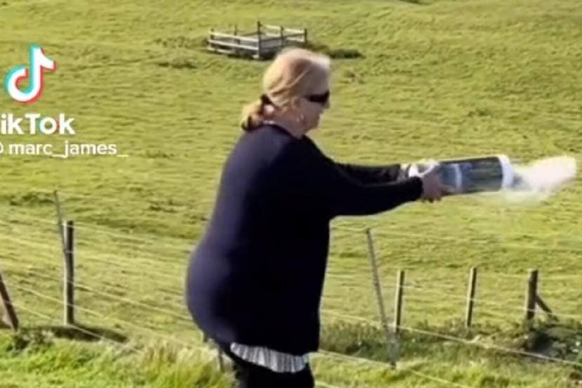 Mujer termina en el piso al intentar esparcir las cenizas de su esposo en el campo