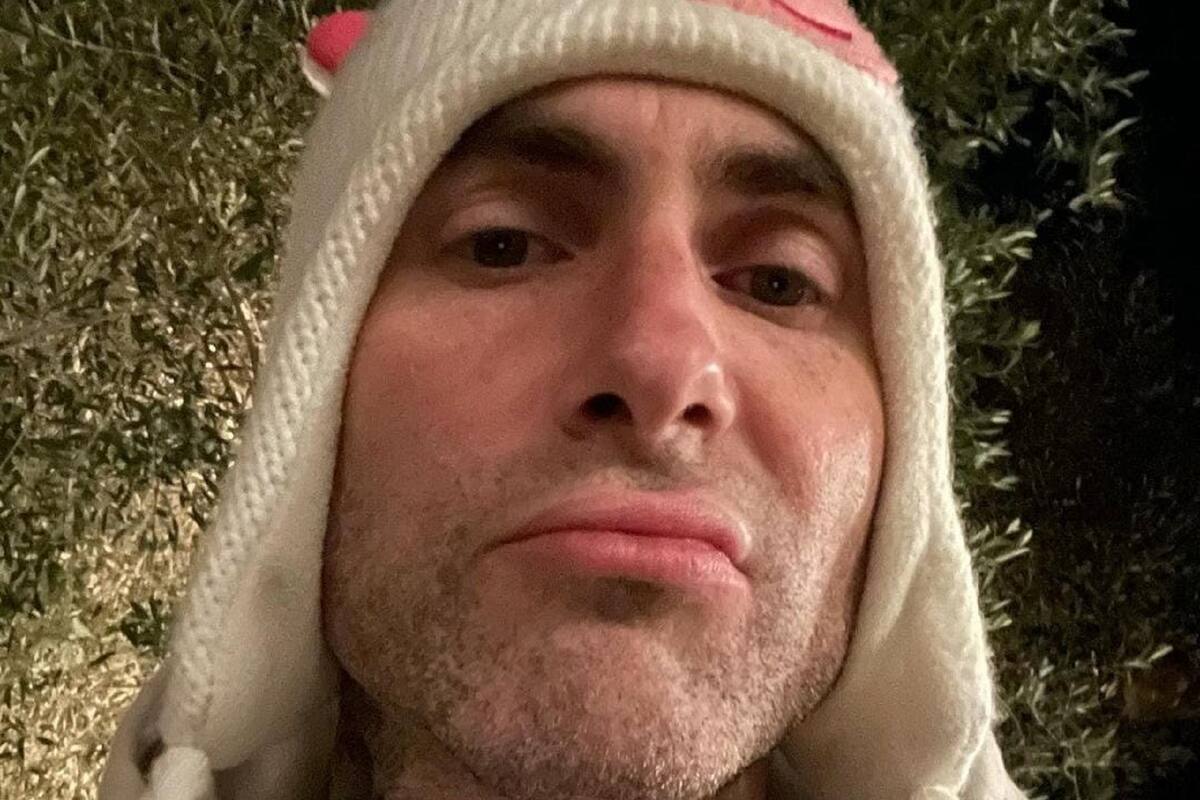 Así reaccionó Adam Levine al ser abrazado por una fan en pleno concierto de Maroon 5