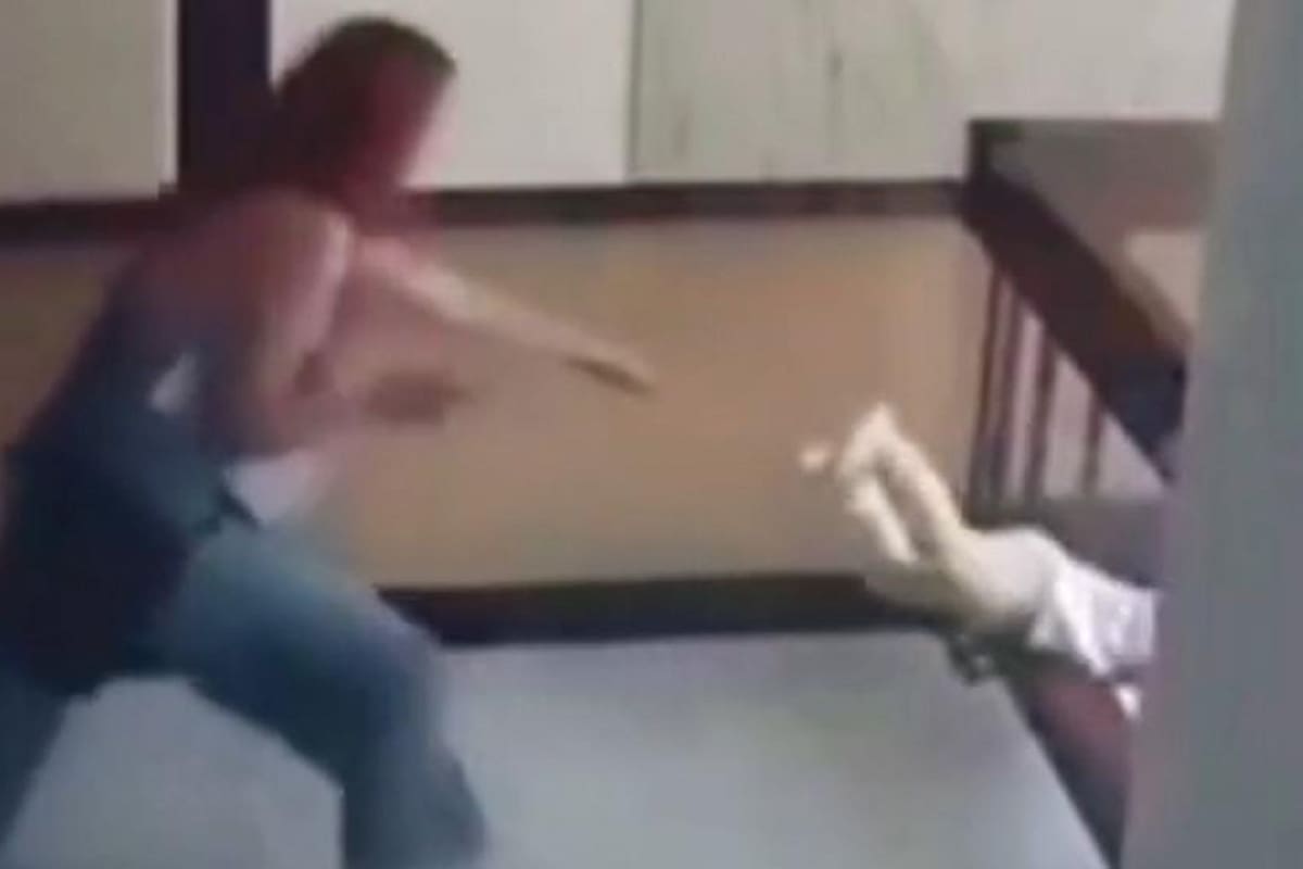 VIDEO VIRAL: Madre salva a su hijo de caer por las escaleras