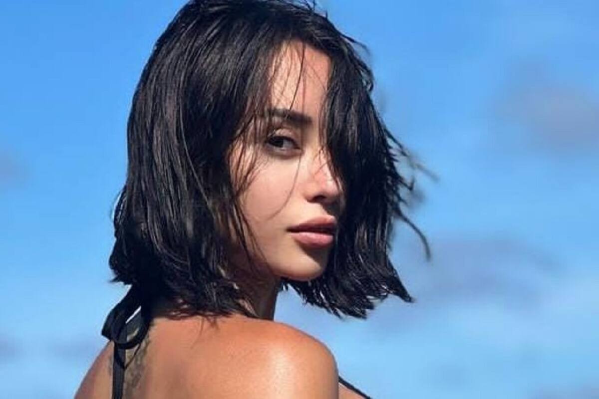 Verónica Perasso luce su increíble figura en bikini desde la orilla del mar