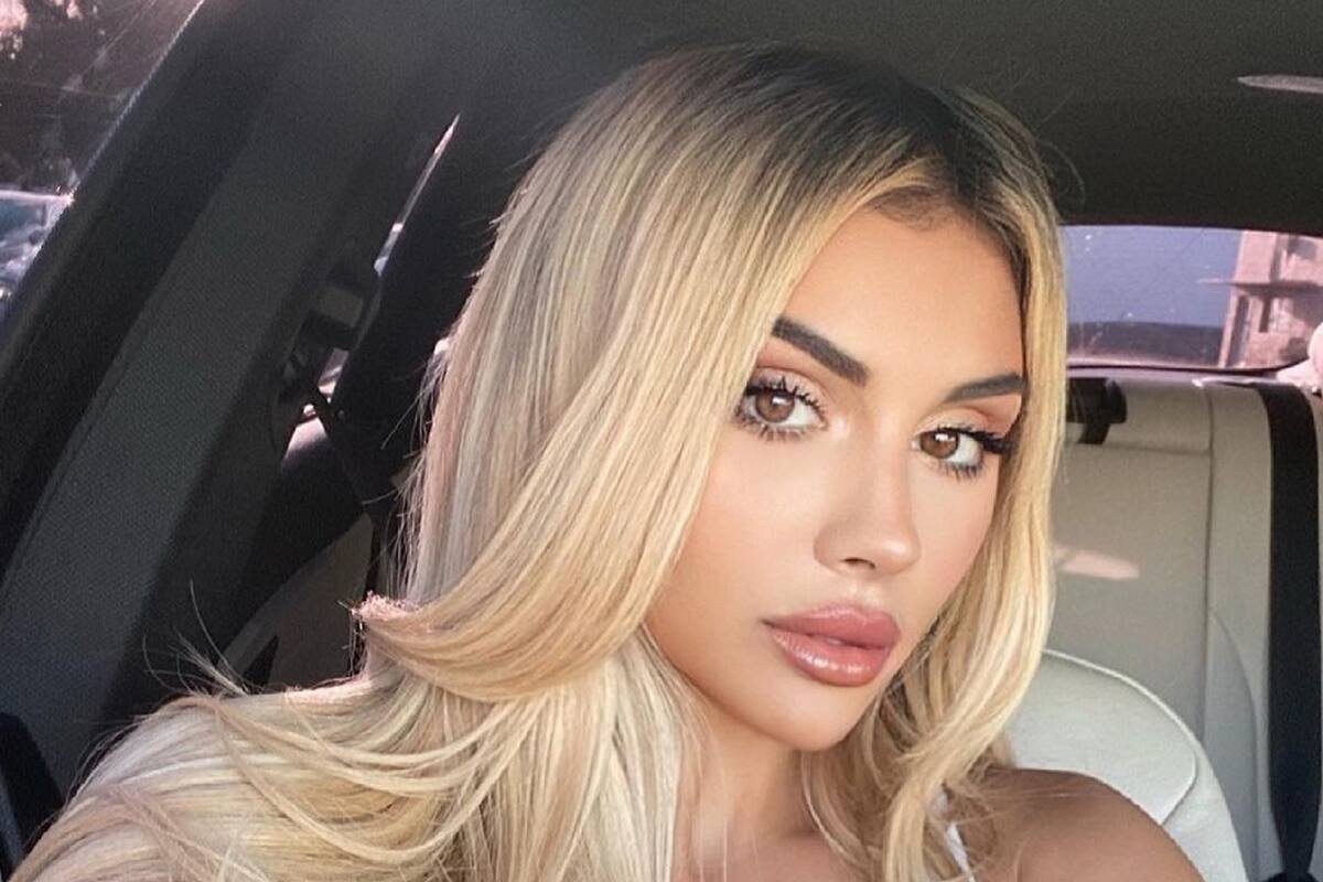 Con pequeñito bikini de hilo, Alexa Dellanos luce su cinturita de avispa