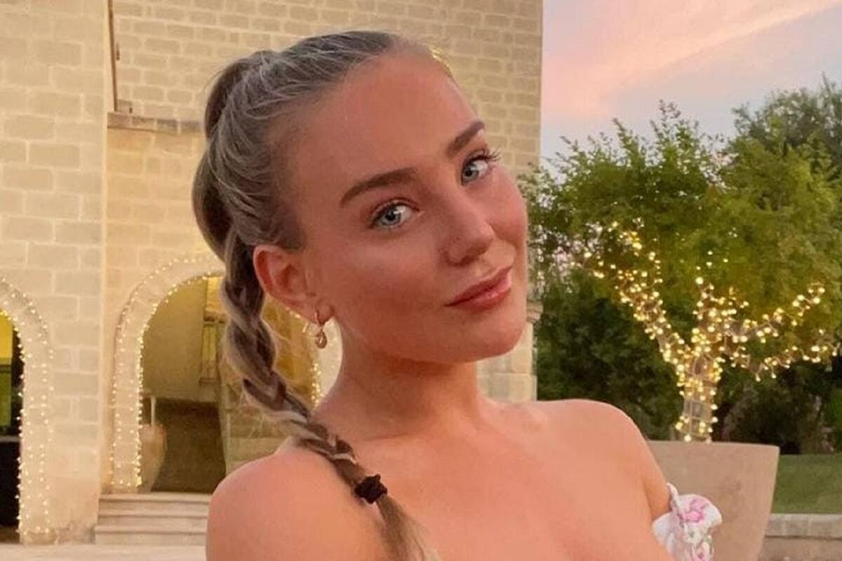 Bethany Lily April deja al descubierto sus grandes encantos con su ajustado bikini