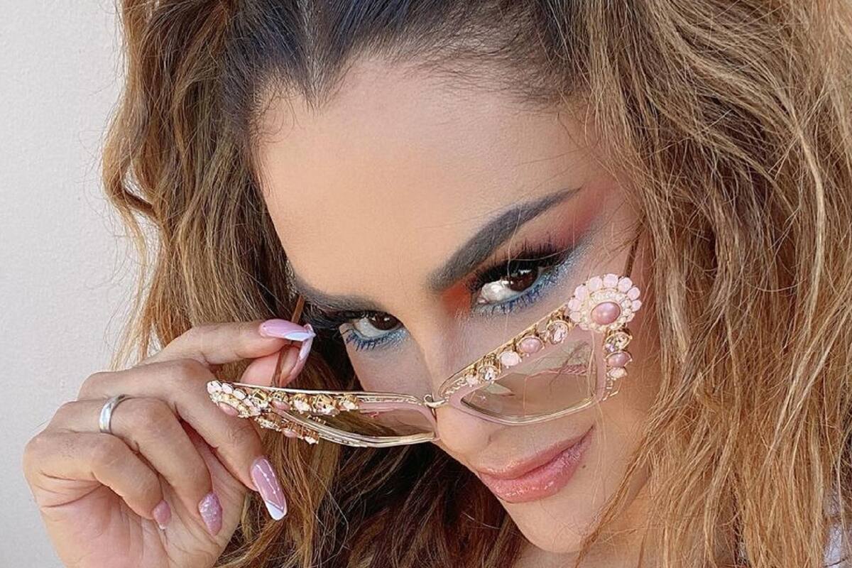 Ninel Conde luce sus voluptuosas curvas en coqueto bikini