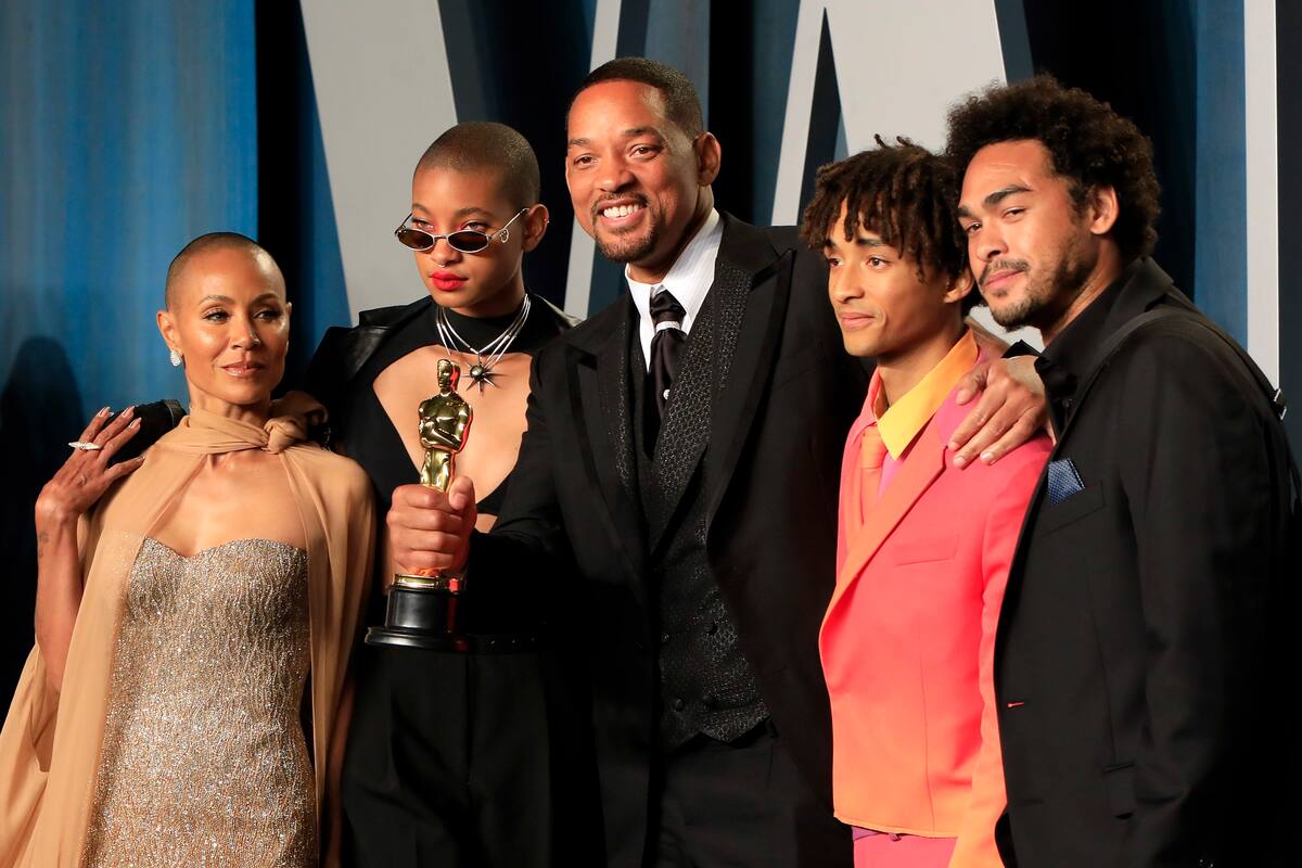 Beverly Hills (United States), 28/03/2022.- (L-R) Jada Pinkett-Smith, Willow Smith, Will Smith, Jaden Smith, Trey Smith pose at the 2022 Vanity Fair Oscar Party following the 94th annual Academy Awards ceremony, at the Wallis Annenberg Center for the Performing Arts in Beverly Hills, California, USA, 27 March 2022. The Oscars are presented for outstanding individual or collective efforts in filmmaking in 24 categories. (Estados Unidos) EFE/EPA/NINA PROMMER