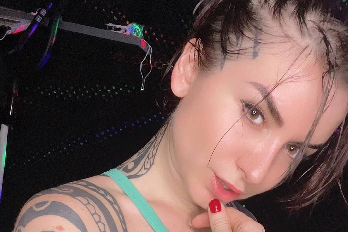 Ingrid Brans eleva la temperatura al posar sin ropa dentro de una tina