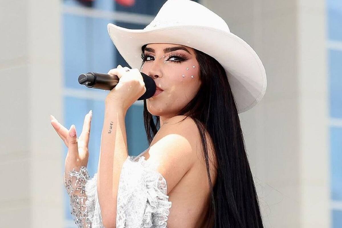 Kimberly Loaiza muestra su lado vaquero con top, botas y sombrero
