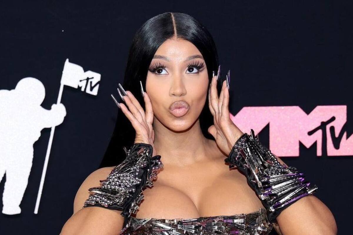 Cardi B enciende a sus seguidores con un ARDIENTE vestido rojo