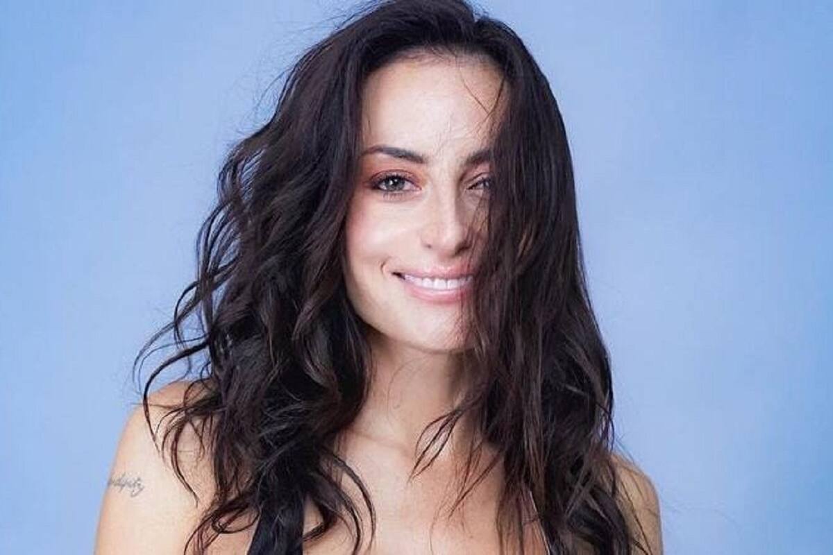 Marimar Vega luce su espectacular figura en bikini desde la orilla del mar