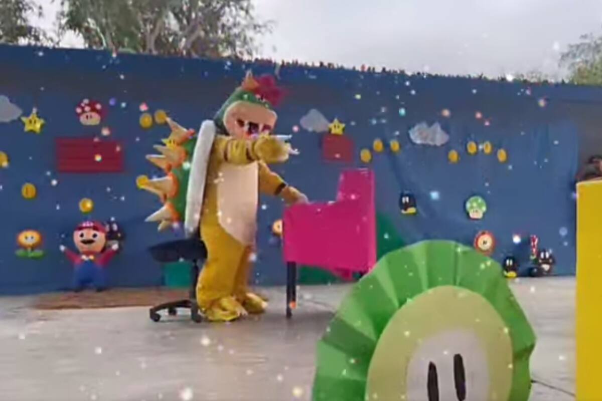 Viral: Maestra se disfraza de Mario Bros y canta el tema de “Peaches” a sus alumnos