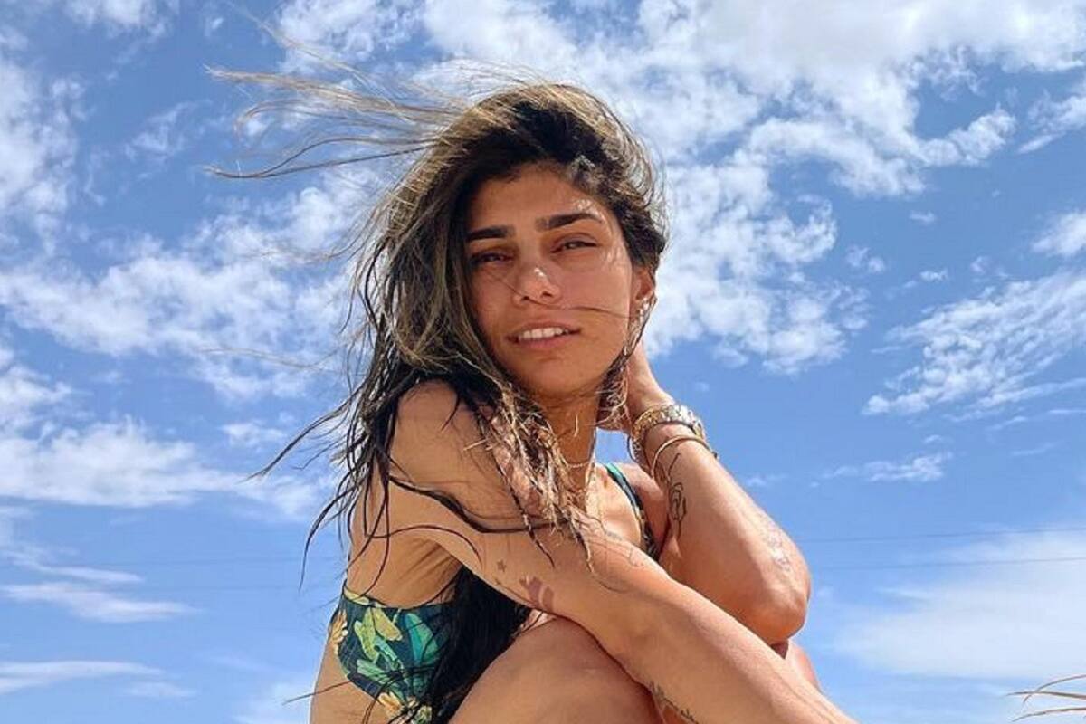 ¡Casi se le salen! Mia Khalifa enseña su encantadora figura con pequeño bikini